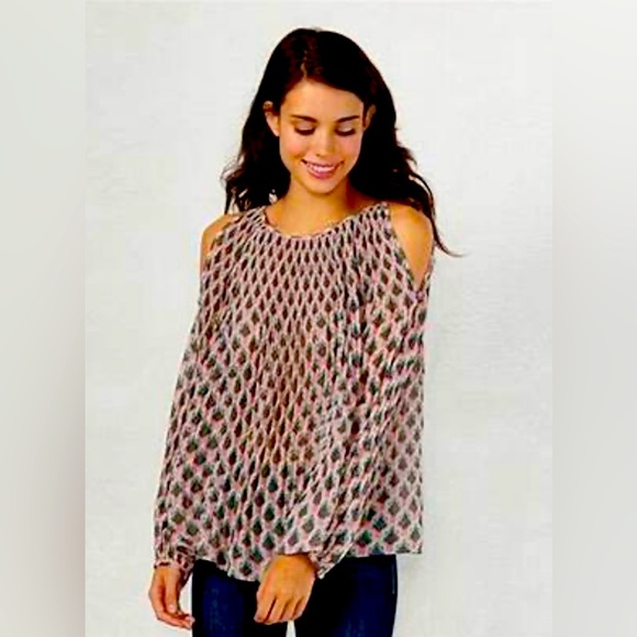 LC Lauren Conrad Tops - NWOT Lauren Conrad Pleated Cold Shoulder Top Size Medium.